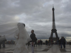 Newly wed couple near Eiffel Tower, Paris.2012.